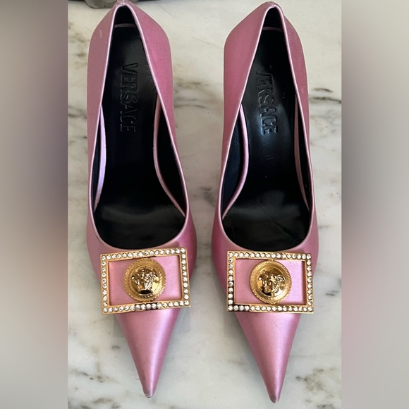 VERSACE Biggie Pink Satin Pointed Toe Crystal Medusa Plaque Pump Heels - Picture 7 of 13